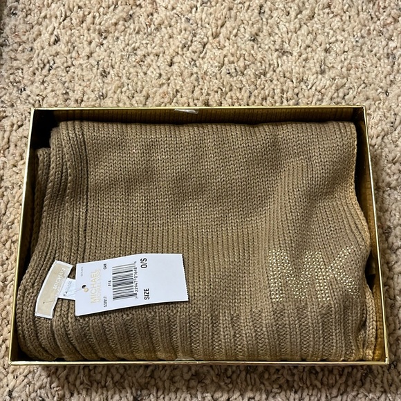 MICHAEL KORS SCARF PERFECT CONDITION NEVER WORN - Picture 1 of 3
